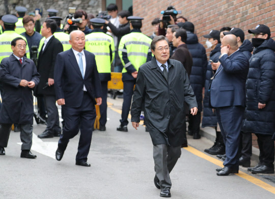이명박 전 대통령의 검찰 소환을 앞둔 14일 오전 맹형규 전 행정안전부 장관(오른쪽)과 류우익 전 청와대 비서실장(왼쪽 두번째) 등이 서울 강남구 논현동 자택으로 향하고 있다.